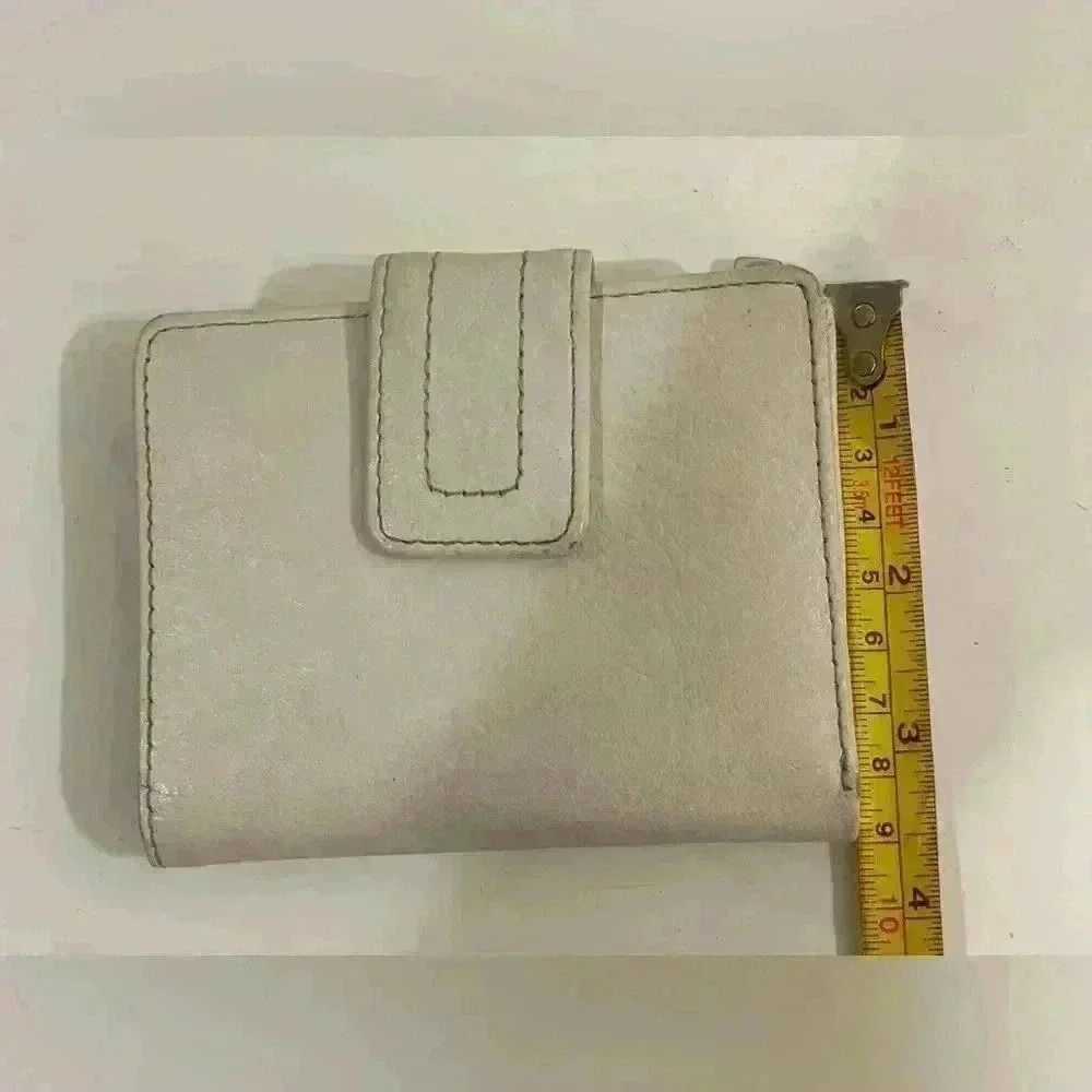 Fossil Women’s 
Logan Mini Multifunction‎ Leather White Wallet